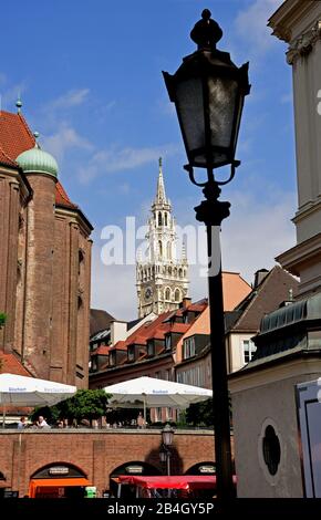 Europa, Germania, Baviera, Monaco Di Baviera, Viktualienmarkt, Petersplatz, Rischart Dei Caffè, Torre Del Vecchio Municipio, Foto Stock