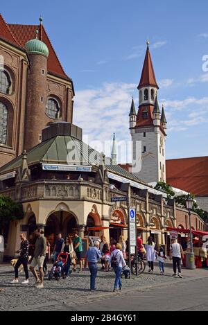 Europa, Germania, Baviera, Monaco Di Baviera, Viktualienmarkt, Petersplatz, Rischart Dei Caffè, Torre Del Vecchio Municipio, Foto Stock