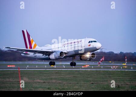 Aeroporto internazionale di Düsseldorf, DUS, aeromobili di atterraggio, Germanwings, Airbus A319, Foto Stock