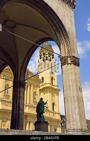 Europa, Germania, Baviera, Monaco di Baviera, Feldherrnhalle, vista sulla Theatinerkirche dal 1663, Foto Stock