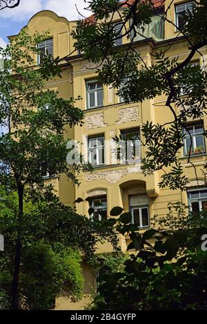 Europa, Germania, Baviera, Monaco di Baviera, Glockenbachviertel, Holzstrasse, vecchia strada residenziale tipica, quartiere residenziale popolare, casa di Gründerzeit, Foto Stock