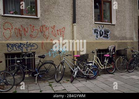 Europa, Germania, Baviera, Monaco Di Baviera, Glockenbachviertel, Holzstrasse, Fahrräder E Grafitti, Foto Stock