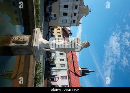 Statua barocca di Dioniso, che tiene il bambino Silenius. Telc, Moravia, Repubblica Ceca. Patrimonio Dell'Umanità Dell'Unesco Foto Stock