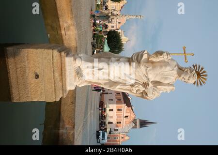 Statua barocca di Santa Margherita nella fontana pubblica nella piazza cittadina di Telc. Repubblica Ceca Foto Stock