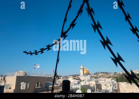 Israele - Gerusalemme. Cupola della roccia e del Muro Occidentale vista attraverso una recinzione di filo di rasoio Foto Stock