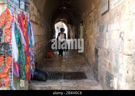 L'ebreo ortodosso si precipita verso il Muro Occidentale per la preghiera dello Shabbat. Gerusalemme - Israele Foto Stock