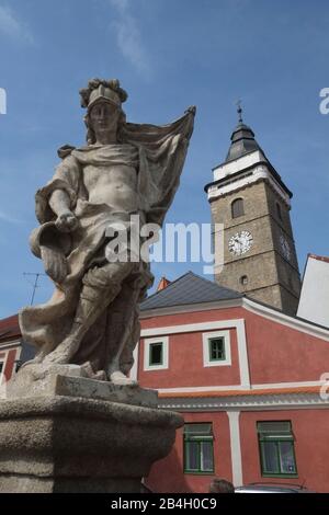 Slavonice, Repubblica Ceca. Fontana barocca in pietra con statua di San Floriano in Piazza superiore con torre della città alta 56 metri dall'inizio del 16th secolo Foto Stock