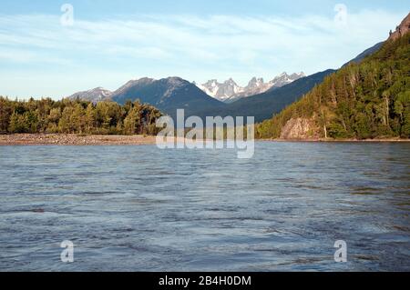 Vista sul fiume Stikine superiore e sulle montagne della costa e sulle foreste pluviali temperate, vicino al confine con l'Alaska, nella Columbia Britannica settentrionale, Canada. Foto Stock