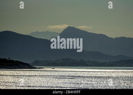 Cime di montagna di fronte al cielo nuvoloso, mare, Godøya, Møre og Romsdal, Norvegia, Scandinavia, Europa Foto Stock