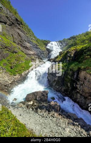 Cascata di Kjosfossen, cascata vicino a Fureberget, pareti rocciose, alberi, cielo, Flåm, Sogn og Fjordane, Norvegia, Scandinavia, Europa Foto Stock