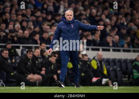 Londra, INGHILTERRA - MARZO 04: Manager Jose Mourinho di Tottenham Hotspur durante la partita della fa Cup Fifth Round tra Tottenham Hotspur e Norwich City Foto Stock