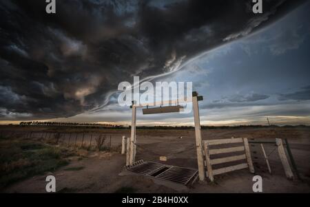 È una grande tempesta una formazione di tornado sopra la porta di fattoria e la guardia del bestiame Foto Stock