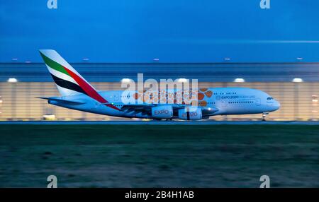 Aeroporto internazionale di DŸsseldorf, DUS, aeromobile all'atterraggio, Emirates Airbus A380-800, Foto Stock