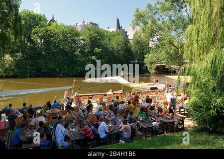 Ristorante escursionistico sul Lahn con vista sul Landgravenschloss, Marburg, Hesse, Germania Foto Stock