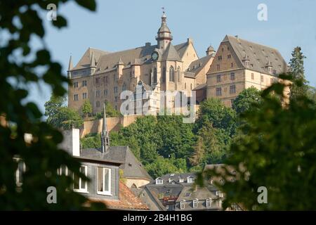 Vista dal Lahn al Landgrafenschloss, Marburg, Hesse, Germania Foto Stock