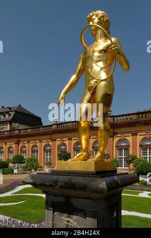 Scultura il Lurenbläser nel giardino del castello della orangeria inferiore nel castello Weilburg, Weilburg, Westerwald, Hesse, Germania Foto Stock