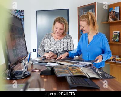 Due colleghi discutono del nuovo materiale pubblicitario Foto Stock