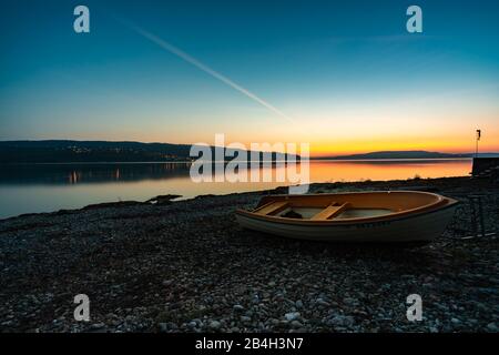 Tramonto sulla spiaggia con barca a remi in primo piano, Reichenau, Lago di Costanza, Baden-Wuerttemberg, Germania, Europa Foto Stock