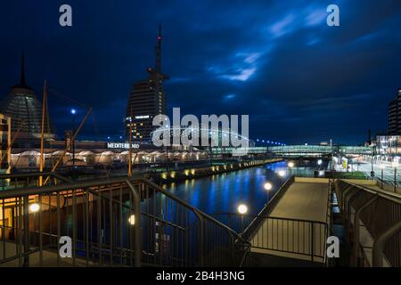 Bremerhaven di notte, clima casa, Atlantic Hotel Sail City, Germania, Europa Foto Stock