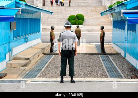 Il soldato coreano osserva il confine tra la Corea del Sud e la Corea del Nord, la zona di sicurezza congiunta (DMZ), Panmunjom, Corea del Sud. Foto Stock