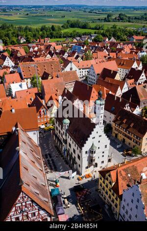 Nördlingen, vista dal 'Diiel' sul municipio Foto Stock