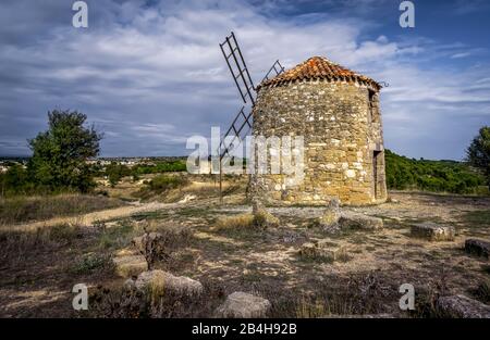 Moulin Tiquet und Moulin Balayé, alte Weizenmühle aus Stein bei Nissan lez Enserune. Wurden im Unternehmungen erwerbaut und im Bereich im Unternehmungen im Bereich Foto Stock