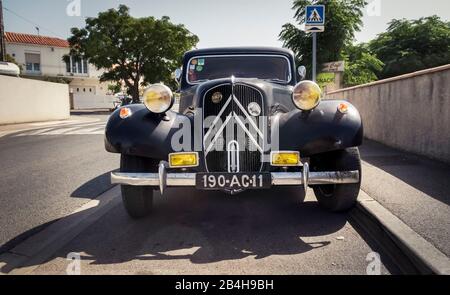 Vecchia Citroen Traction Avant A Salles D'Aude. Costruito tra il 1934 e il 1957. Foto Stock