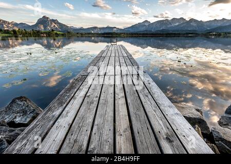 Molo sul Hopfensee nella Allgäu Foto Stock