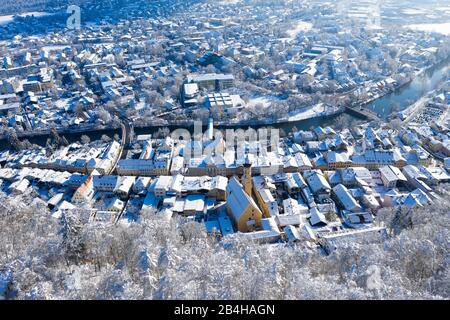 Wolfratshausen, città vecchia con foresta di montagna e Loisach, registrazione dei droni, alta Baviera, Baviera, Germania Foto Stock