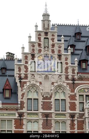 Europa, Belgio, Bruxelles, edificio storico a Mont des Arts, Coudenberg, facciata in mattoni, timpano, meridiana Foto Stock