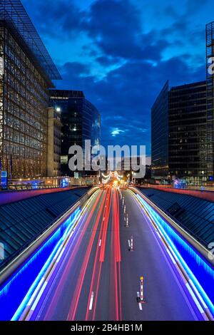 Europa, Belgio, Bruxelles, quartiere europeo, Consiglio d'Europa di sinistra, Commissione europea di destra, sera, strada, strisce di luce Foto Stock