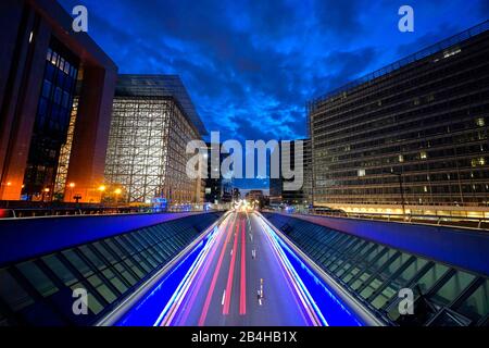 Europa, Belgio, Bruxelles, quartiere europeo, Consiglio d'Europa di sinistra, Commissione europea di destra, sera, strada, strisce di luce Foto Stock