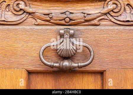 Francia, Alsazia, Wissembourg, knocker su una vecchia porta di legno. Foto Stock