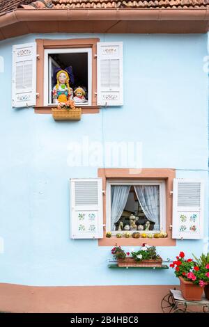 Francia, Alsazia, Wissembourg, finestra decorata con bambole Foto Stock