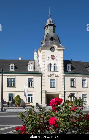 Vecchio municipio (anche edificio residenziale Gattringer) con torre porta, Brunn am Gebirge, quartiere Mödling, Bassa Austria, Austria Foto Stock