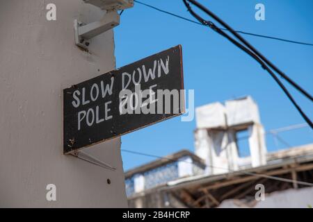 Destinazione Tanzania, Isola Zanzibar: Impressioni Da Stone Town. "Pole pole" rallentano le indicazioni per le strade. Foto Stock