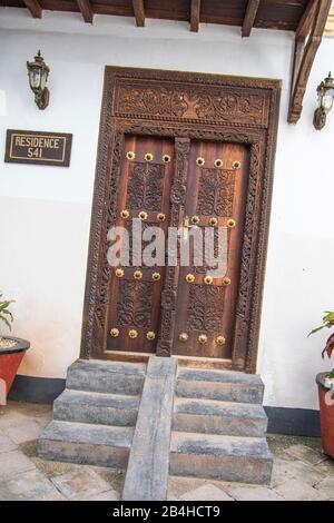 Destinazione Tanzania, Isola di Zanzibar: Impressioni da Stone Town, il più antico distretto di Zanzibar, la capitale dello stato tanzaniano di Zanzibar. Porta anteriore con scale Foto Stock