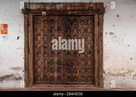 Destinazione Tanzania, Isola di Zanzibar: Impressioni da Stone Town, il più antico distretto di Zanzibar, la capitale dello stato tanzaniano di Zanzibar. Ampia porta in legno. Foto Stock