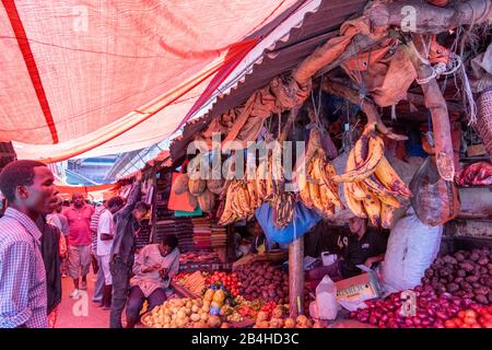 Destinazione Tanzania, Isola Zanzibar: Impressioni da Stone Town, il più antico quartiere di Zanzibar, la capitale dello stato tanzaniano Zanzibar alla fine del Ramadan. Stalla di frutta e verdura. Foto Stock