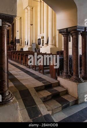 Tanzania, Isola di Zanzibar: Chiesa anglicana in Stone Town, costruita sul sito del vecchio mercato degli schiavi, come memoriale contro il commercio degli schiavi. Inquadratura interna con aneddoto: Le colonne sono state installate nella direzione sbagliata. Foto Stock