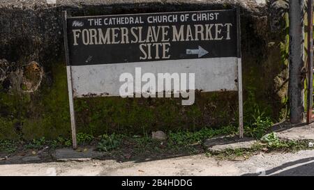 Tanzania, Isola di Zanzibar: Chiesa anglicana in Stone Town, costruita sul sito del vecchio mercato degli schiavi, come memoriale contro il commercio degli schiavi. Shield "Ex sito di mercato slave" Foto Stock