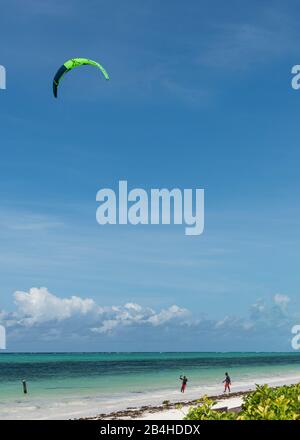 Zanzibar, Tanzania: Spiaggia da sogno sulla costa orientale di questa isola africana nell'Oceano Indiano. Scuola di kite surf. Foto Stock