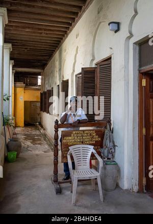 Tanzania, Isola di Zanzibar: Chiesa anglicana in Stone Town, costruita sul sito del vecchio mercato degli schiavi, come memoriale contro il commercio degli schiavi. Ingresso alla chiesa. Foto Stock