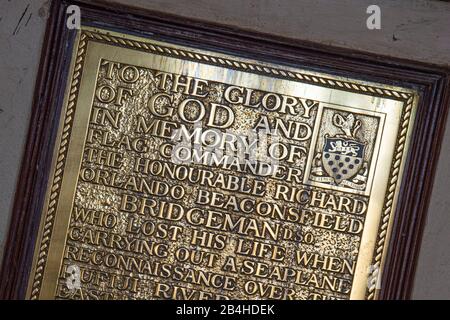 Tanzania, Isola di Zanzibar: Chiesa anglicana in Stone Town, costruita sul sito del vecchio mercato degli schiavi, come memoriale contro il commercio degli schiavi. Targa commemorativa per richard orlando beaconsfield Bridgeman, ucciso in un incidente aereo nell'Africa orientale durante La Prima guerra mondiale, nella chiesa. Foto Stock