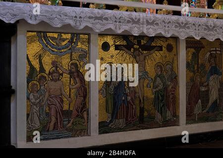 Tanzania, Isola di Zanzibar: Chiesa anglicana in Stone Town, costruita sul sito del vecchio mercato degli schiavi, come memoriale contro il commercio degli schiavi. Particolare nella chiesa. Foto Stock