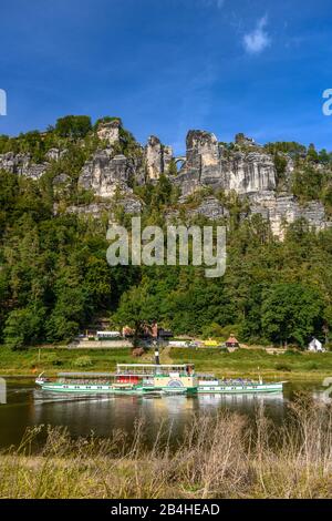 Deutschland, Sachsen, Sächsische Schweiz, Kurort Rathen, Elbe Mit Basteimassiv, Basteibrücke Und Schaufelraddampfer, Blick Von Oberrathen Foto Stock