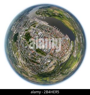 , città vecchia di Rostock con museo porto, Museumshafen, al momento di Hanse Sail Rostock, vista aerea, 09.08.2012, Germania, Meclemburgo-Pomerania occidentale, Rostock Foto Stock