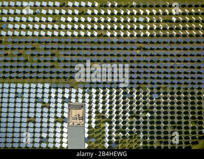 , Centrale termica solare con torre solare sperimentale a Juelich, 03.07.2014, veduta aerea, Germania, Renania Settentrionale-Vestfalia, Reno Inferiore, Juelich Foto Stock