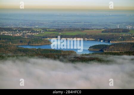 , lago Moehnesee con diga in cemento, nebbia sulla foresta Arnsberger Wald in primo piano, 11.12.2013, vista aerea , Germania, Nord Reno-Westfalia, Sauerland, Guenne Foto Stock