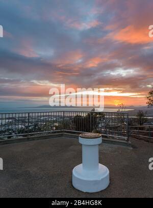 Colorata vista dell'alba sulla collina del castello di Townsville con nuvole di tempesta che minacciano la pioggia. Foto Stock